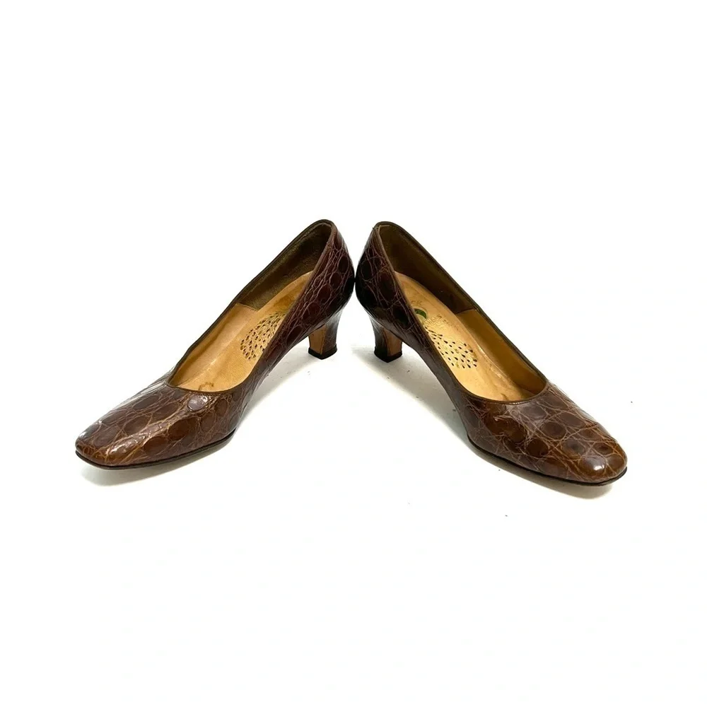 Vintage 1950s brown crocodile leather slip on classic workwear pumps